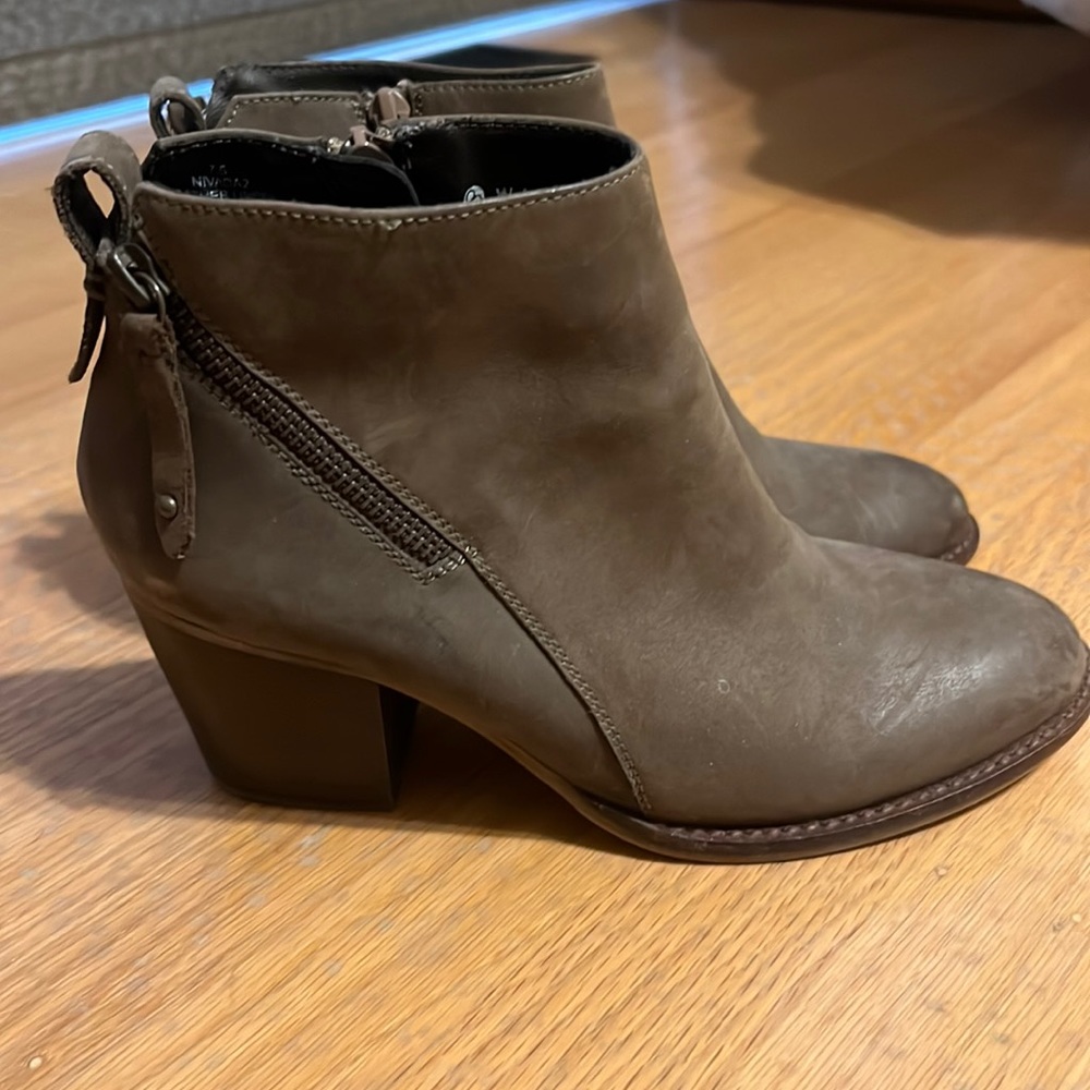Blondo waterproof ankle booties. Olive green. Size 7.5